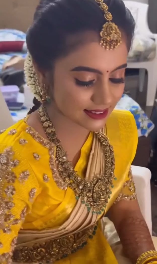 Bride in yellow saree with antique jewellery